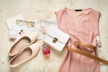 Kadın kıyafetleri, aksesuarlar ve parfüm şişeleri.