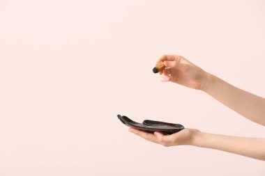 Renkli arkaplanda Palo Santo ile eller