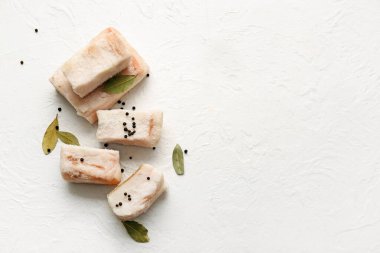 Hafif arkaplanda tuzlanmış domuz yağı parçaları