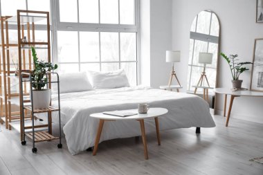 Rahat yataklı şık bir oda.