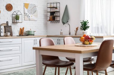 Yemek masası olan modern mutfağın şık iç tasarımı.