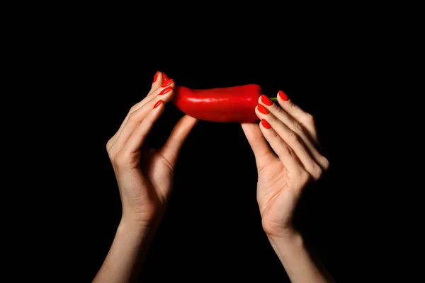 Mujer Con Hermosa Manicura Sosteniendo Chile Sobre Fondo Oscuro — Foto de Stock