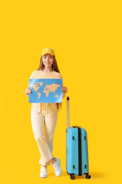 Turista Femenina Con Mapa Sobre Fondo Color — Foto de Stock