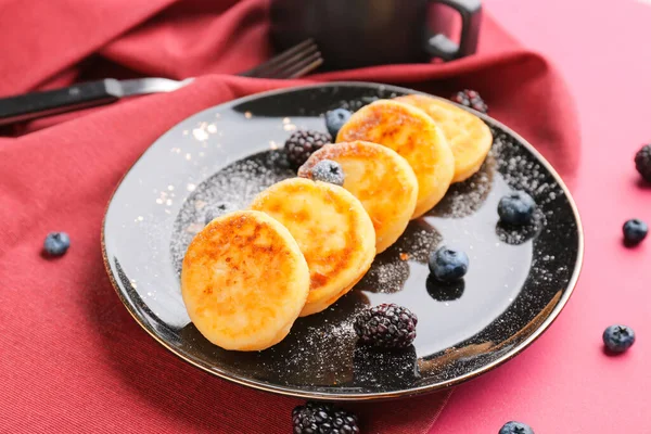 Plate Cottage Cheese Pancakes Berries Color Background Closeup — Stock Photo, Image