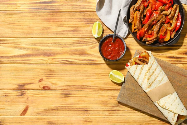 Tablero Con Sabrosas Fajitas Ingredientes Sobre Fondo Madera —  Fotos de Stock