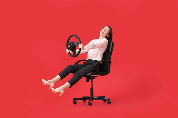 Νεαρή Επιχειρηματίας Τιμόνι Κάθεται Στην Καρέκλα Στο Φόντο Χρώμα — Φωτογραφία Αρχείου