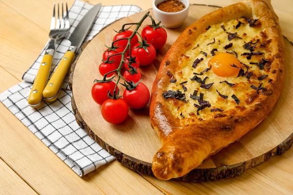 Placa Com Saboroso Ajarian Khachapuri Tomates Fundo Madeira — Fotografia de Stock