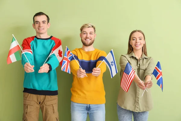 Jovens Com Diferentes Bandeiras Fundo Cor — Fotografia de Stock