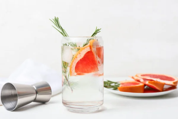 Glas Koude Gin Tonic Grapefruit Plakjes Lichte Ondergrond — Stockfoto