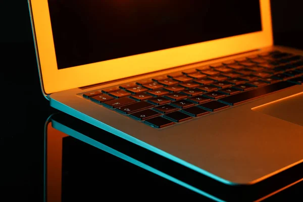 Moderner Laptop Auf Dunklem Hintergrund Nahaufnahme — Stockfoto