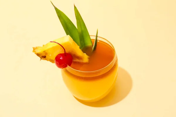 Glas Smakelijke Mai Tai Cocktail Kleur Achtergrond — Stockfoto
