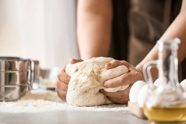 Köchin Bereitet Teig Auf Küchentisch Nahaufnahme — Stockfoto