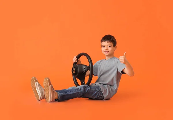 Ragazzino Con Volante Che Mostra Pollice Sullo Sfondo Colori — Foto Stock