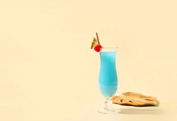 Ποτήρι Blue Lagoon Cocktail Φόντο Χρώματος — Φωτογραφία Αρχείου