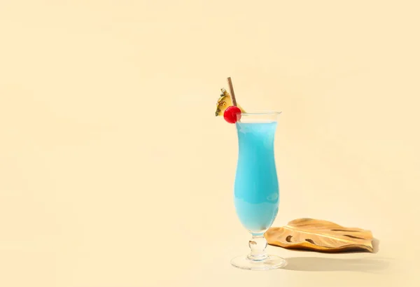 Verre Cocktail Blue Lagoon Sur Fond Couleur — Photo