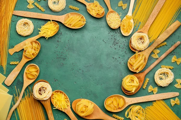 Renkli arka planda farklı pişmemiş makarnadan yapılmış çerçeve