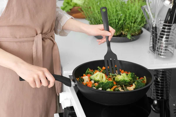 Woman Frying Vegetables Stove Kitchen — Stock Photo, Image