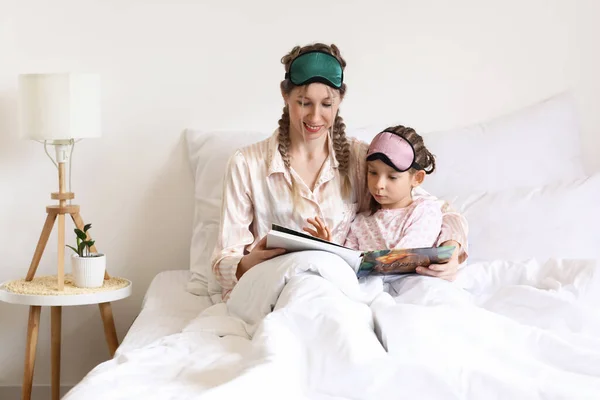 Little Girl Her Mother Reading Fairy Tale Bedroom — Stock Photo, Image