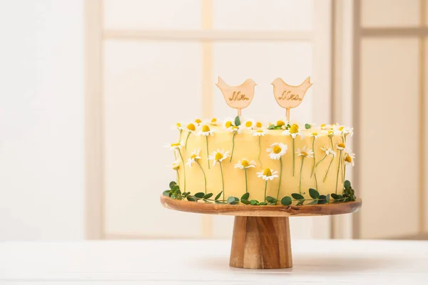 Stand Mit Leckerer Hochzeitstorte Auf Weißem Holztisch — Stockfoto