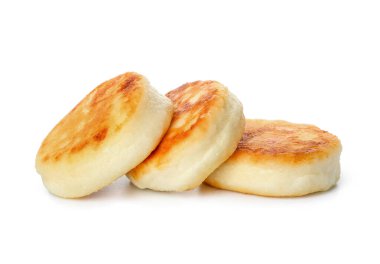 Beyaz arka planda lezzetli süzme peynirli krepler.