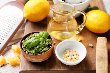 Lezzetli pesto soslu kase, masada çam fıstığı ve limon, yakın plan.