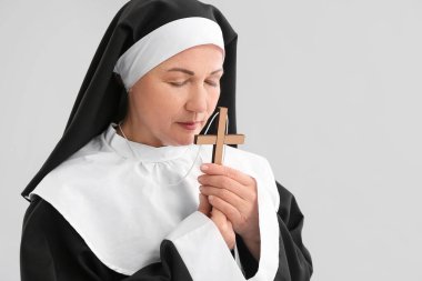 Arka planda dua eden olgun bir rahibe.