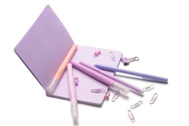 Beyaz arkaplanda farklı kırtasiye malzemeleri