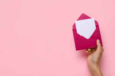 Zarflı kadın eli ve arkaplanda boş kart