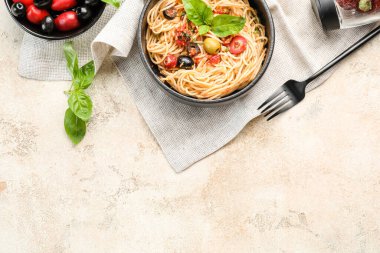 Hafif arka planda Pasta Puttanesca 'lı kase, yakın plan.