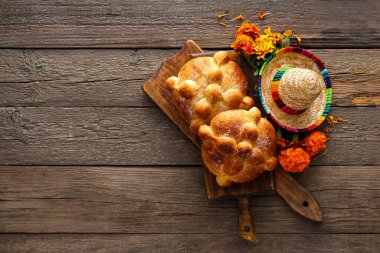 Ölü ekmek, sombrero şapka ve ahşap arka planda kadife çiçekleri. Meksika Ölüler Günü 'nün Kutlaması (El Dia de Muertos)