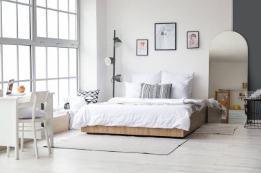 Büyük aynalı modern yatak odasının içi.