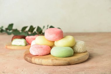 Lezzetli Japon mochi 'si olan ahşap tahta masa.