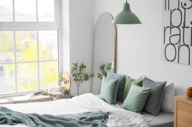 Aynalı şık bir yatak odası.