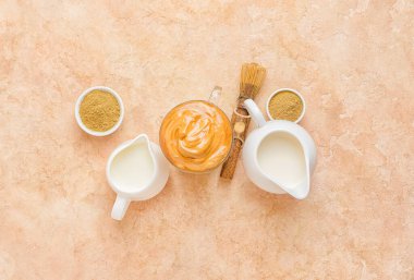 Kompozisyon lezzetli dalgona hojicha latte renk arkaplanı