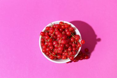 Arka planda taze kırmızı üzümlü kase