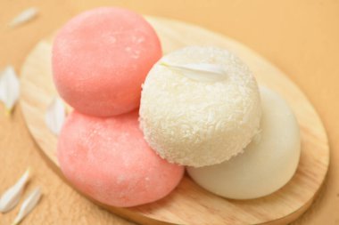 Renkli arka planda lezzetli Japon mochi 'si olan tahta, yakın plan