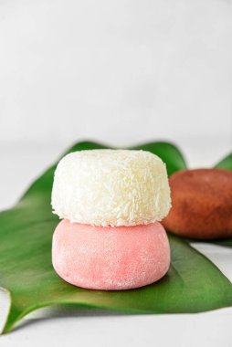 Lezzetli Japon mochi 'si ve arka planda palmiye yaprağı