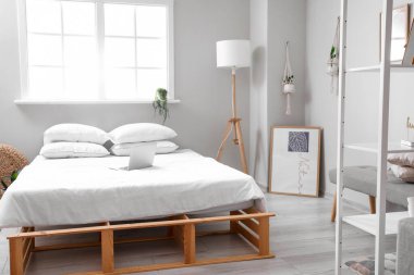 Rahat yataklı şık bir oda.