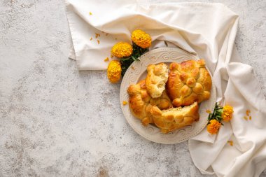 Arkaplanda ölü ekmek ve kadife çiçeği tabağı. Meksika Ölüler Günü 'nün Kutlaması (El Dia de Muertos)