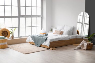 Aynalı modern yatak odasının içi