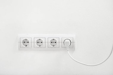 Elektrik prizi, fişi açık.