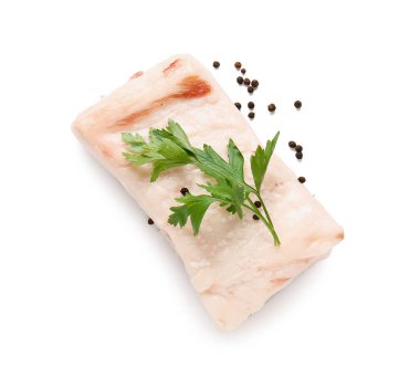 Beyaz arka planda baharatlı çiğ domuz yağı