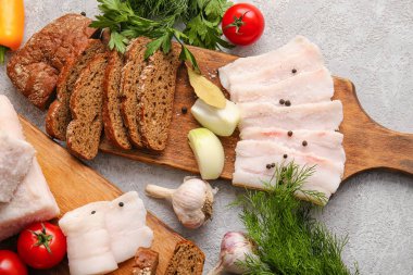 Ahşap tahtalar, tuzlanmış domuz yağı ve hafif arka planda ekmek.