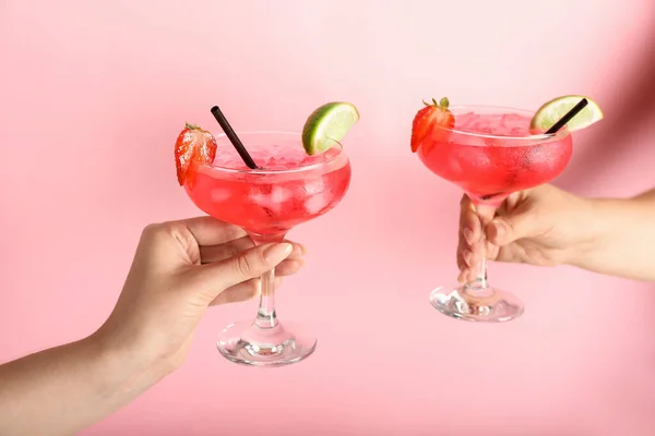 Femmes Cliquetis Verres Cocktail Cosmopolite Savoureux Sur Fond Couleur — Photo