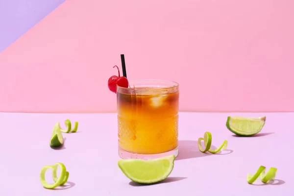 Glas Leckerer Mai Tai Cocktail Auf Farbigem Hintergrund — Stockfoto