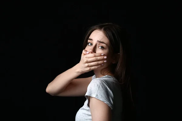 Verängstigte Junge Frau Auf Dunklem Hintergrund Konzept Der Belästigung — Stockfoto