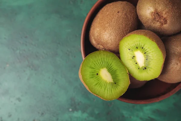 Bowl Fresh Kiwi Fruit Color Background — Stock Photo, Image