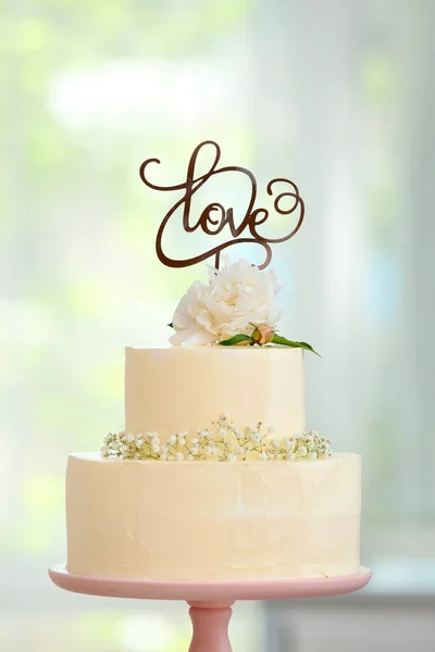 Stand Mit Köstlicher Hochzeitstorte Und Wort Liebe Nahaufnahme — Stockfoto