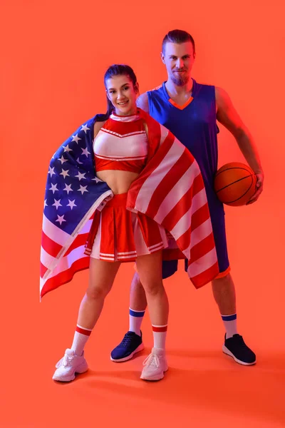 Animadora Jugador Baloncesto Con Bandera Estados Unidos Sobre Fondo Color — Foto de Stock