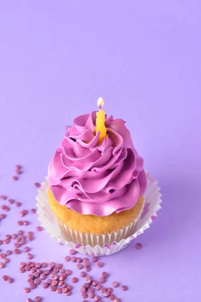 Lekkere Verjaardag Cupcake Met Brandende Kaars Kleur Achtergrond — Stockfoto